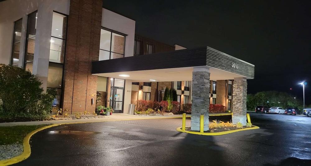 Best Western Chicago - Даунърс Гроув Екстериор снимка