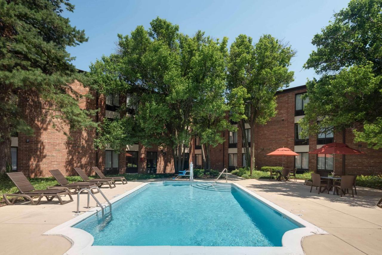 Best Western Chicago - Даунърс Гроув Екстериор снимка