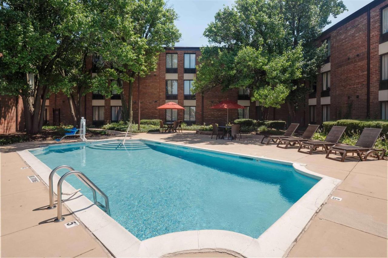 Best Western Chicago - Даунърс Гроув Екстериор снимка