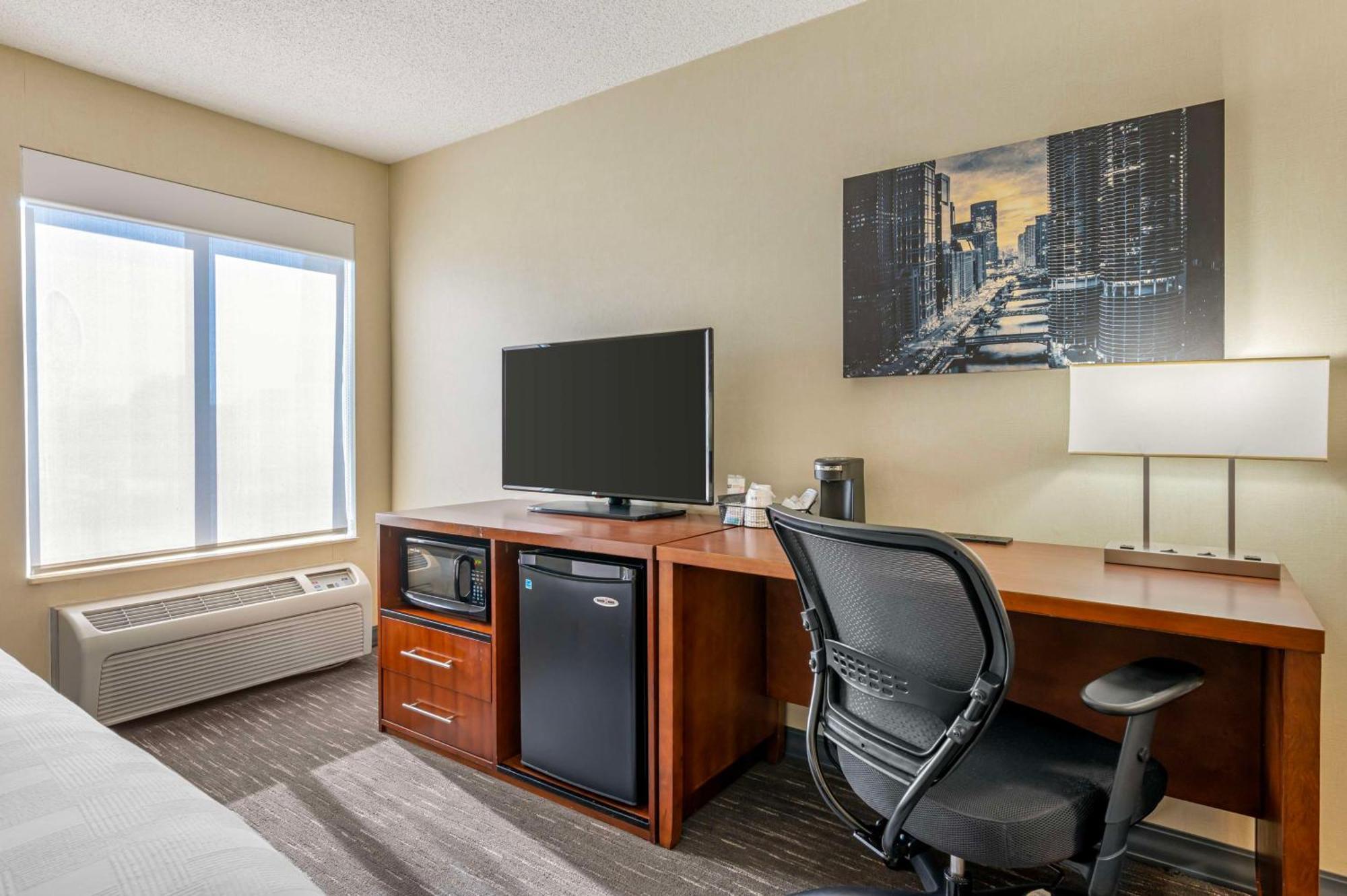 Best Western Chicago - Даунърс Гроув Екстериор снимка