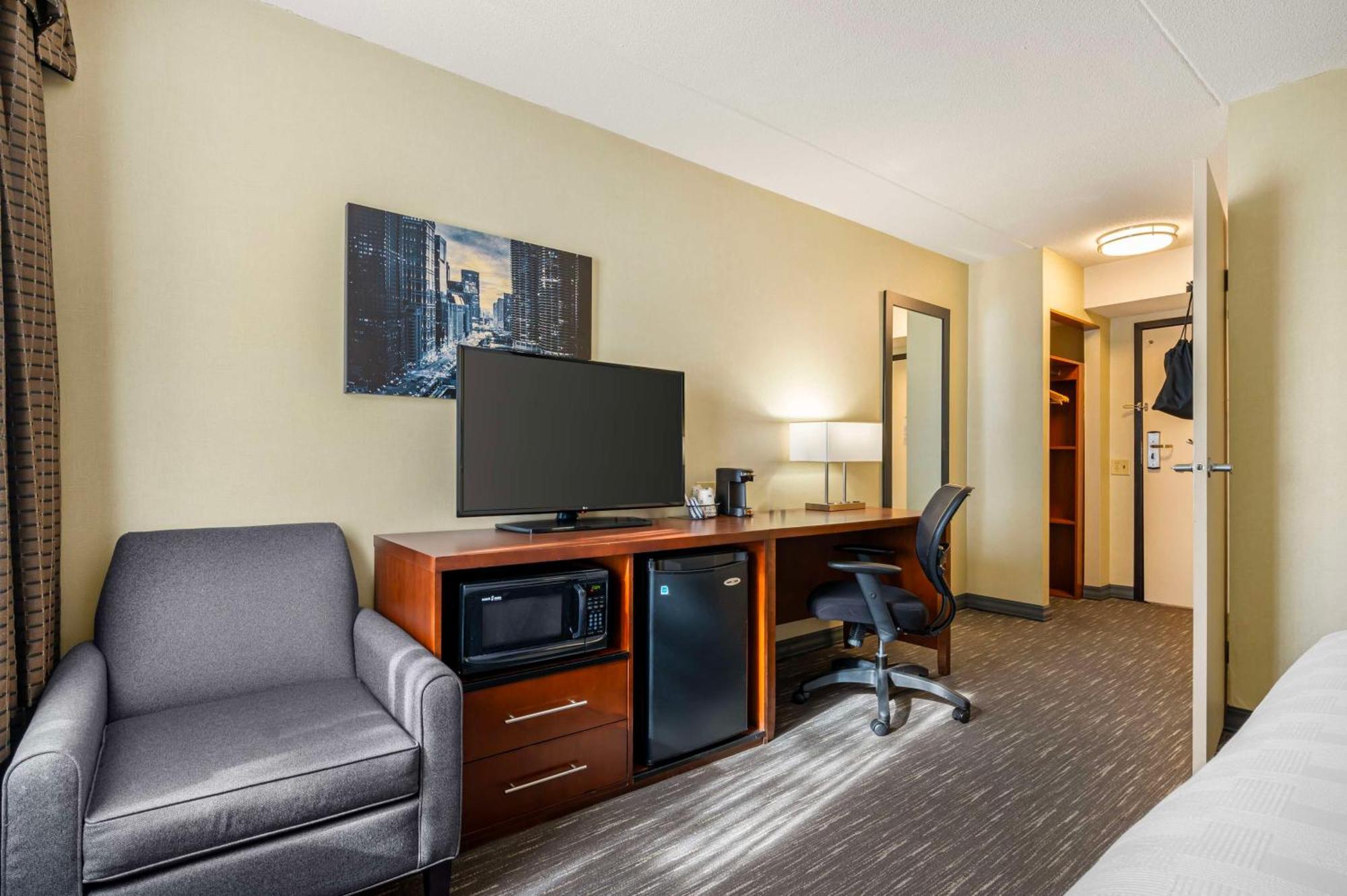 Best Western Chicago - Даунърс Гроув Екстериор снимка